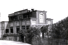 Kriegsbeschädigtes Industriegebäude mit Dachschaden
