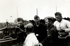 Luftwaffenpiloten und Flugzeugwart bei Besprechung an Flugzeugwrack