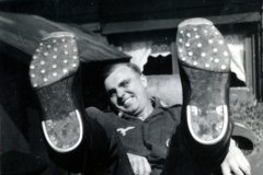 Luftwaffensoldat zeigt Schuhsohlen in Fahrzeug