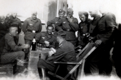 Luftwaffenpersonal bei Kartenbesprechung an Flugzeugwrack