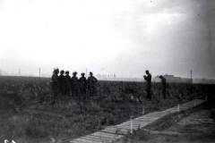 Soldaten in Moorlandschaft mit Holzbohlenwegen
