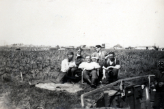 Arbeitsbesprechung in einem Weinberg mit Arbeitern und Vorgesetzten