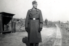 Soldat der Waffen-SS in Uniform auf Feldweg