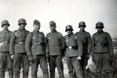 Gruppenportr?t von sieben deutschen Soldaten in Uniform und Stahlhelmen