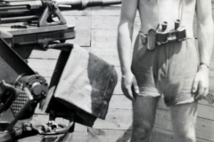 Matrose an Flugabwehrgeschütz auf Kriegsschiff