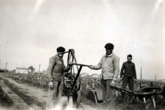 Soldaten mit Fahrrad und Feldausrüstung in Landschaft