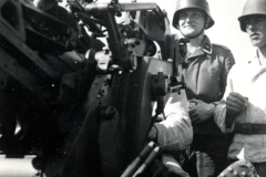 Deutsche Soldaten mit Maschinengewehr und Visiergerät