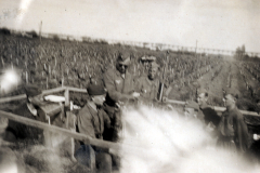 Soldaten in Schützengraben mit Stacheldraht und Palisaden