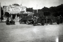 Militärfahrzeuge vor Hotel-Café in besetztem Gebiet