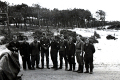 Gruppenfoto von Soldaten in Küstenlandschaft mit Kiefernwald