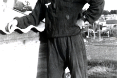 Luftwaffensoldat mit Flugzeugmodell