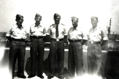 Fünf Militärangehörige in Uniform, Gruppenaufnahme