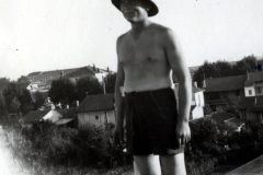 Mann in Uniform und Stahlhelm in Siedlungsgebiet