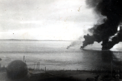 Schiff in Flammen auf offener See