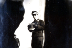 Soldat in Uniform in einem Bunker oder Schützengraben