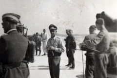 Militärische Besprechung auf Flugplatz während des Zweiten Weltkriegs