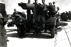 Flugabwehrkanone mit Bedienungsmannschaft auf Flugplatz