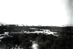 Flusslandschaft mit Waldbestand und Bebauung, Luftaufnahme