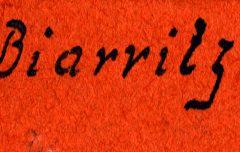 Beschriftetes rotes Etikett mit Aufschrift 'Biarritz'