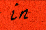 Handschriftliche Beschriftung auf rotem Untergrund