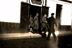 Soldaten beim Verlassen eines Fahrzeugs, Zweiter Weltkrieg