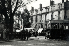 Platz mit Menschengruppe vor Haussmanngebäude, Besatzungszeit