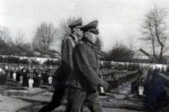 Zwei Offiziere der Wehrmacht auf Friedhofsbesuch