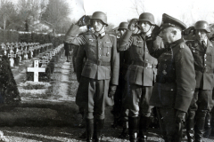 Deutsche Militärangehörige bei Ehrenzeremonie auf Soldatenfriedhof