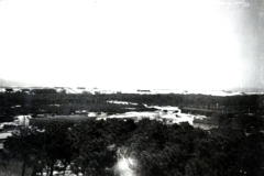 Flusslandschaft mit Waldbestand und Bebauung, Luftaufnahme