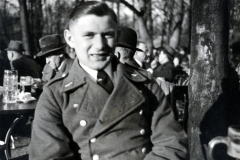 Offizier in Uniform bei Freiluftveranstaltung, Zweiter Weltkrieg