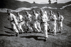 Gruppe von Männern beim Lauftraining in Berggelände