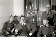 Weihnachtsfeier mit Militärangehörigen und Zivilist in Innenraum