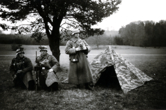 Deutsche Soldaten bei Feldübung mit Zeltausrüstung