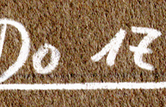 Handschriftliche Beschriftung 'Do 17' auf Textiluntergrund