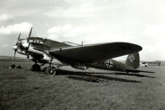 Deutsches Transportflugzeug Heinkel He 111 auf Flugplatz