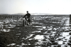 Soldat mit Fahrrad in Winterlandschaft