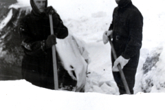 Zwei Personen mit Schaufeln in Schneegel?nde
