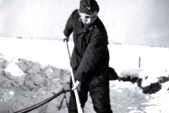 Soldat bei Schneeräumungsarbeiten in Winterstellung