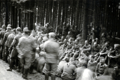 Truppenversammlung in Waldgelände während des Zweiten Weltkriegs