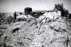 Schützengraben mit Betonbunker und Drahtverhauen, Westfront