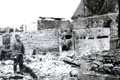 Soldat in Tr?mmern einer zerst?rten Ortschaft