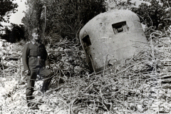 Deutscher Soldat neben zerst?rtem Bunker oder Befestigungswerk