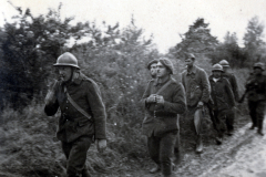 Soldaten beim Marsch durch Waldgebiet