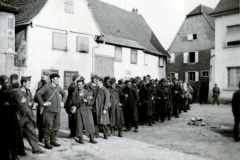 Menschengruppe in Dorfstraße, Zweiter Weltkrieg