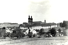 Klosteranlage mit Doppeltürmen in süddeutscher Landschaft