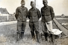 Drei deutsche Soldaten in Felduniform auf l?ndlichem Gel?nde