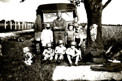 Deutsche Soldaten mit Kindern an Feldküchenwagen