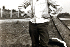 Soldat in Felduniform auf Acker, Porträtaufnahme