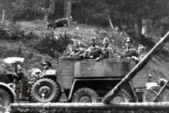 Militärischer Lastkraftwagen mit Soldaten in Waldgebiet
