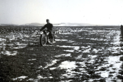 Soldat mit Fahrrad in Winterlandschaft